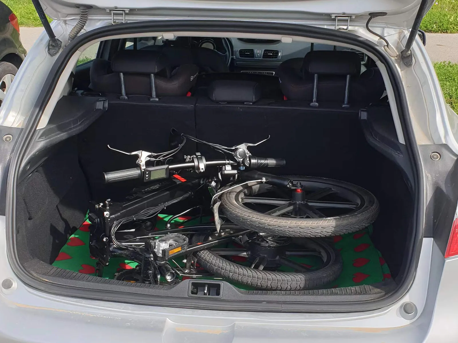 Diseño de doble plegado guardado en el maletero