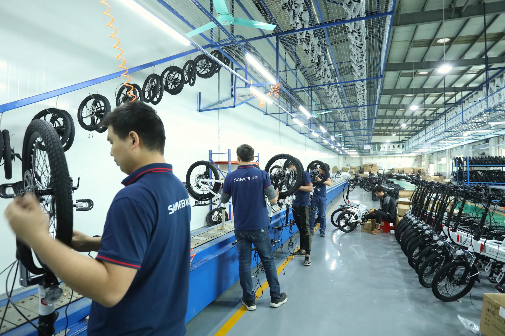 El equipo fundador y la fábrica de bicicletas eléctricas SAMEBIKE en sus inicios