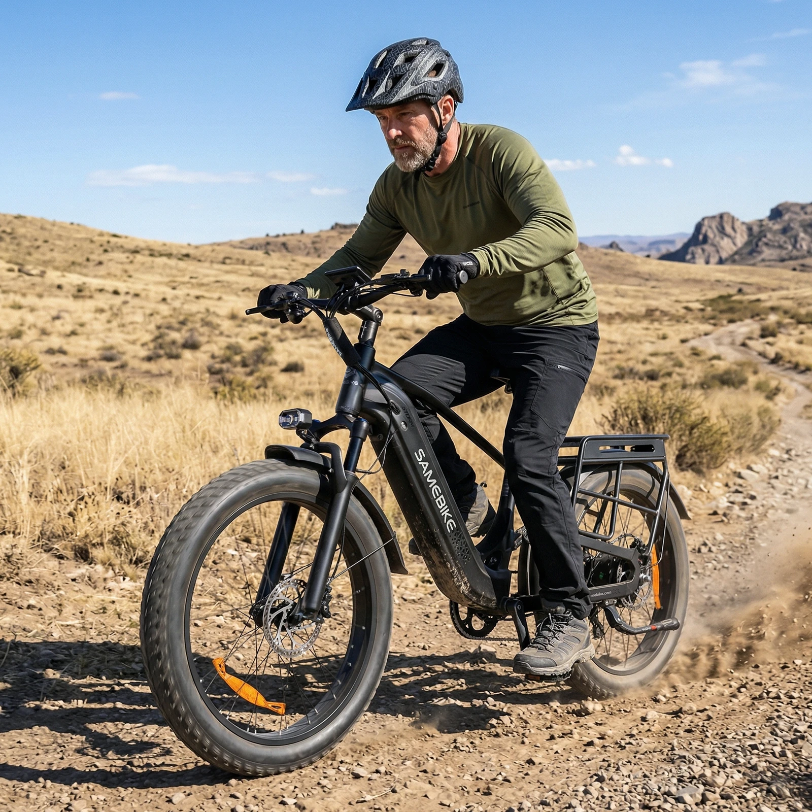 SAMEBIKE STORM negra en una ruta todoterreno